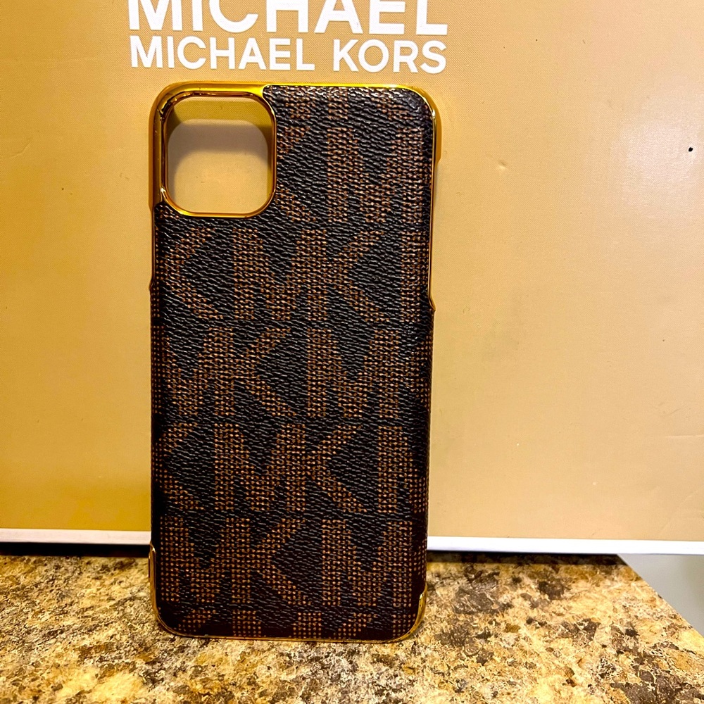 Michael Kors case fits IPhone 11 Pro Max.